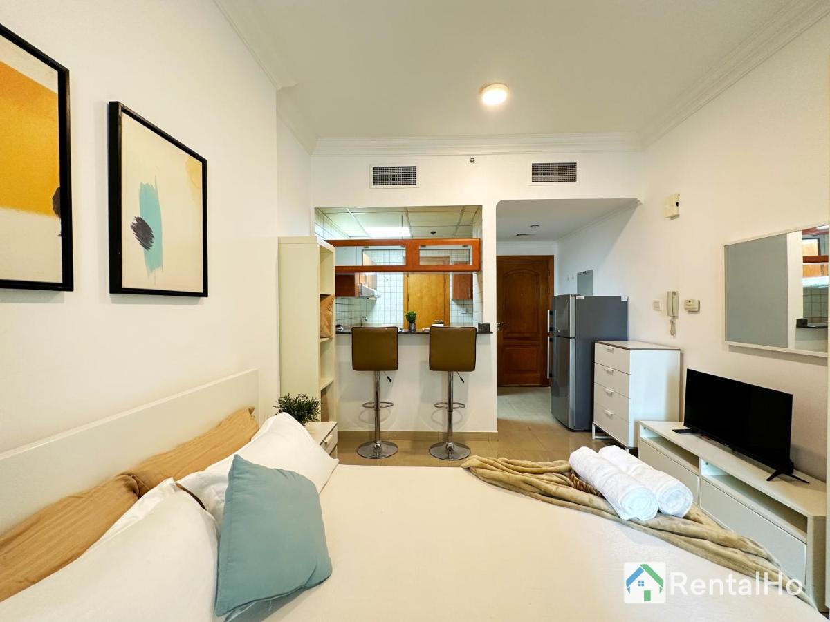 Quiet With Balcony And Roof Pool In Marina Appartamento Dubai